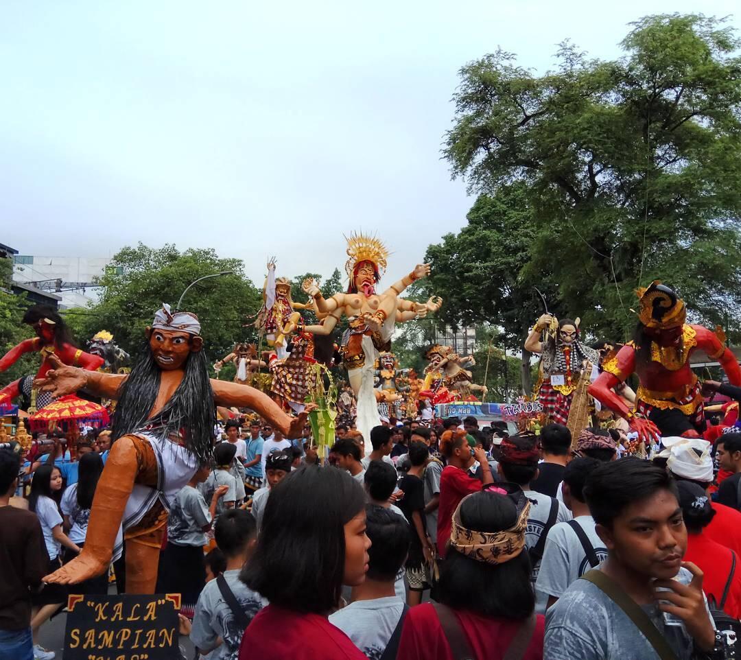 Meriahnya Parade Ogoh-Ogoh di Pulau Seribu Masjid