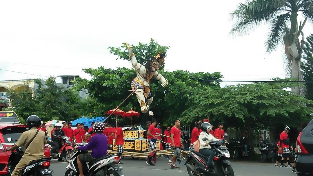 Meriahnya Parade Ogoh-Ogoh di Pulau Seribu Masjid