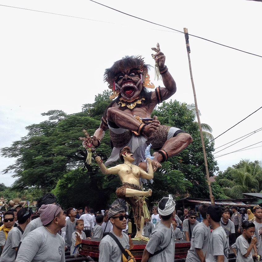 Meriahnya Parade Ogoh-Ogoh di Pulau Seribu Masjid