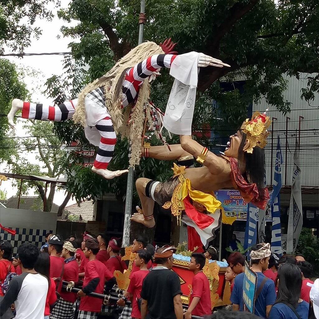 Meriahnya Parade Ogoh-Ogoh di Pulau Seribu Masjid