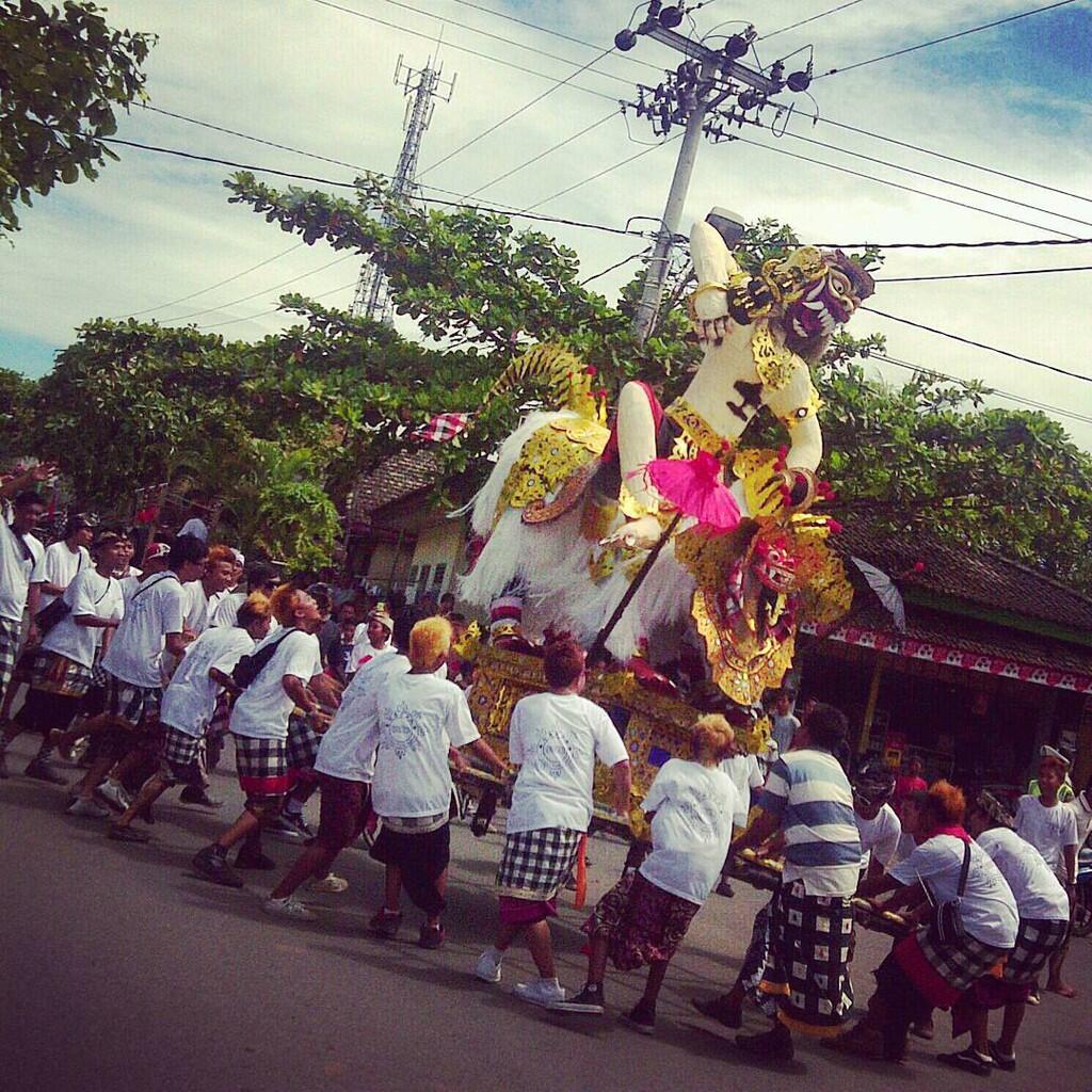 Meriahnya Parade Ogoh-Ogoh di Pulau Seribu Masjid