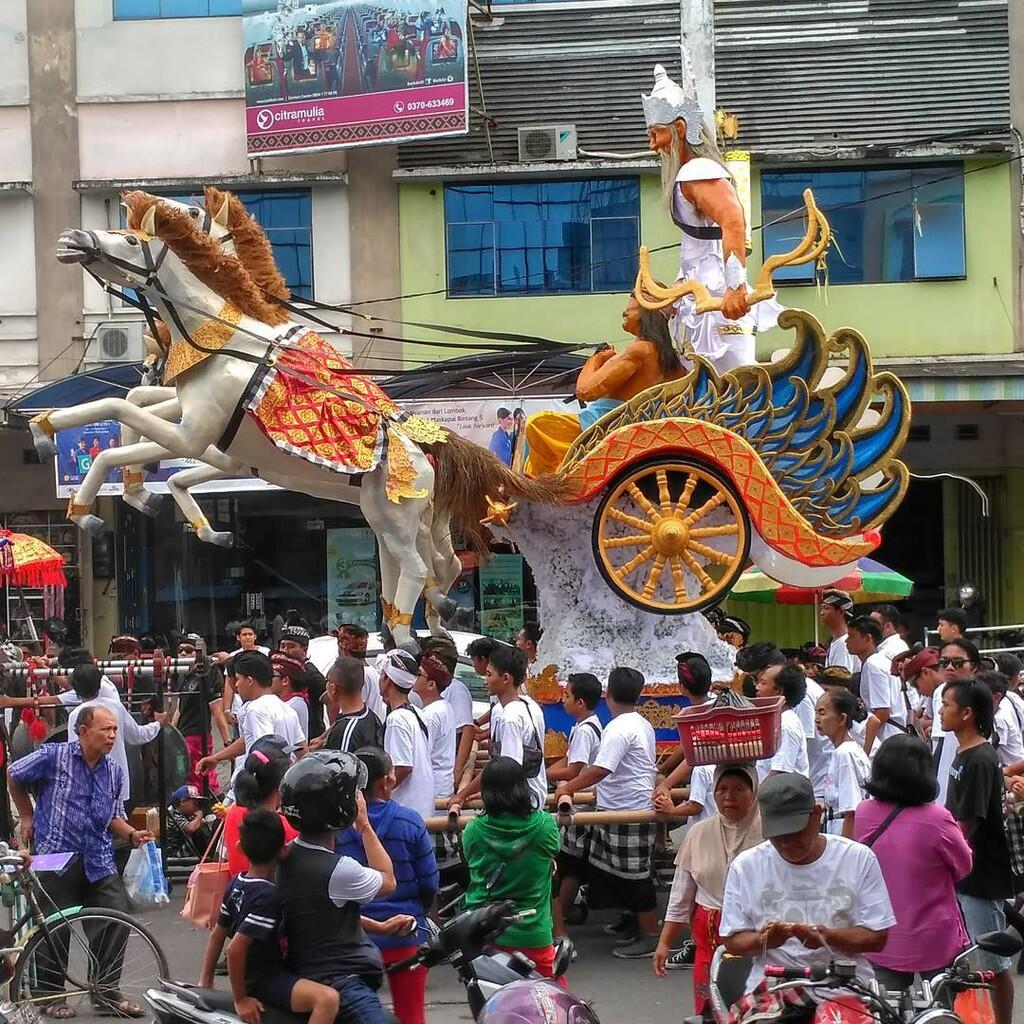 Meriahnya Parade Ogoh-Ogoh di Pulau Seribu Masjid