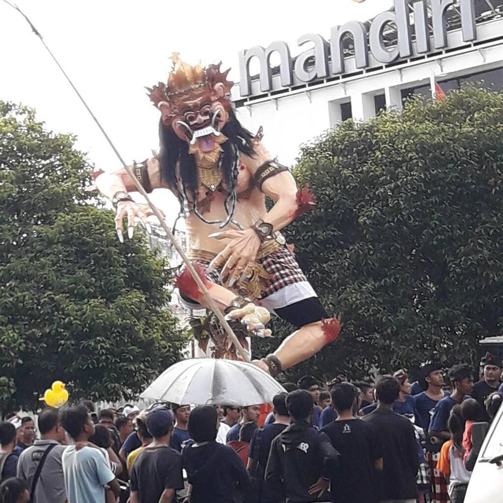 Meriahnya Parade Ogoh-Ogoh di Pulau Seribu Masjid