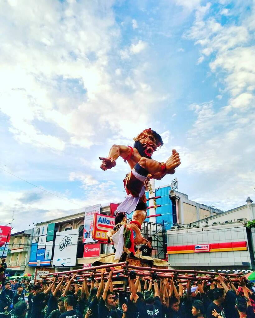 Meriahnya Parade Ogoh-Ogoh di Pulau Seribu Masjid