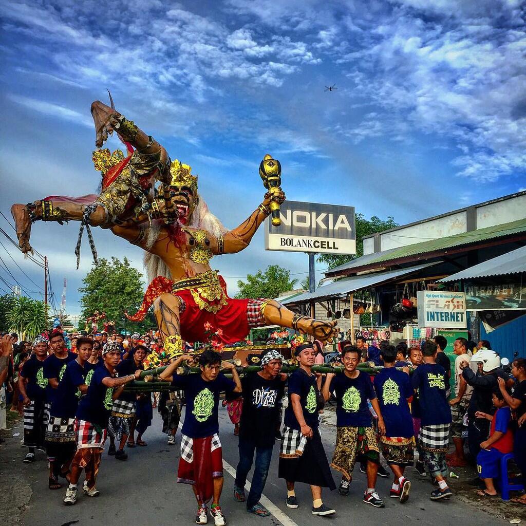 Meriahnya Parade Ogoh-Ogoh di Pulau Seribu Masjid