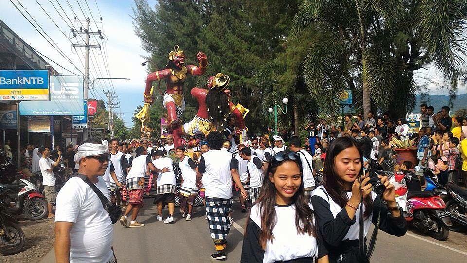 Meriahnya Parade Ogoh-Ogoh di Pulau Seribu Masjid