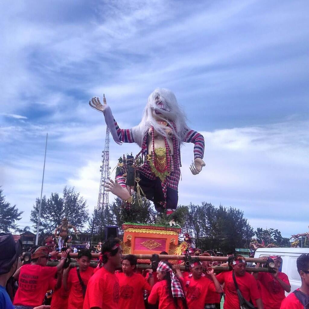 Meriahnya Parade Ogoh-Ogoh di Pulau Seribu Masjid