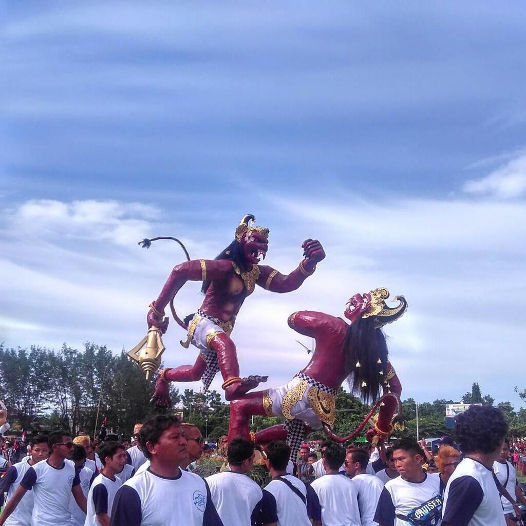 Meriahnya Parade Ogoh-Ogoh di Pulau Seribu Masjid