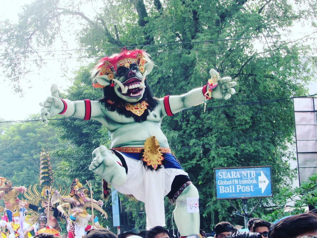 Meriahnya Parade Ogoh-Ogoh di Pulau Seribu Masjid