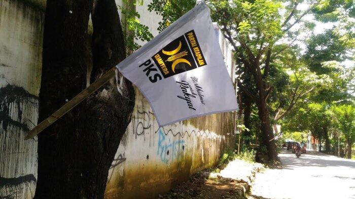 Giliran Bendera PKS Pakui Pohon di Makassar