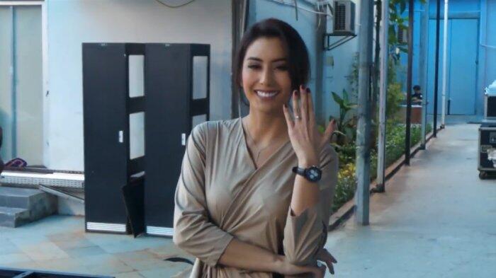 Dikenal Sering Ganti Pacar, Apa yang Bikin Tyas Takluk Pada Musisi Muda Ini?