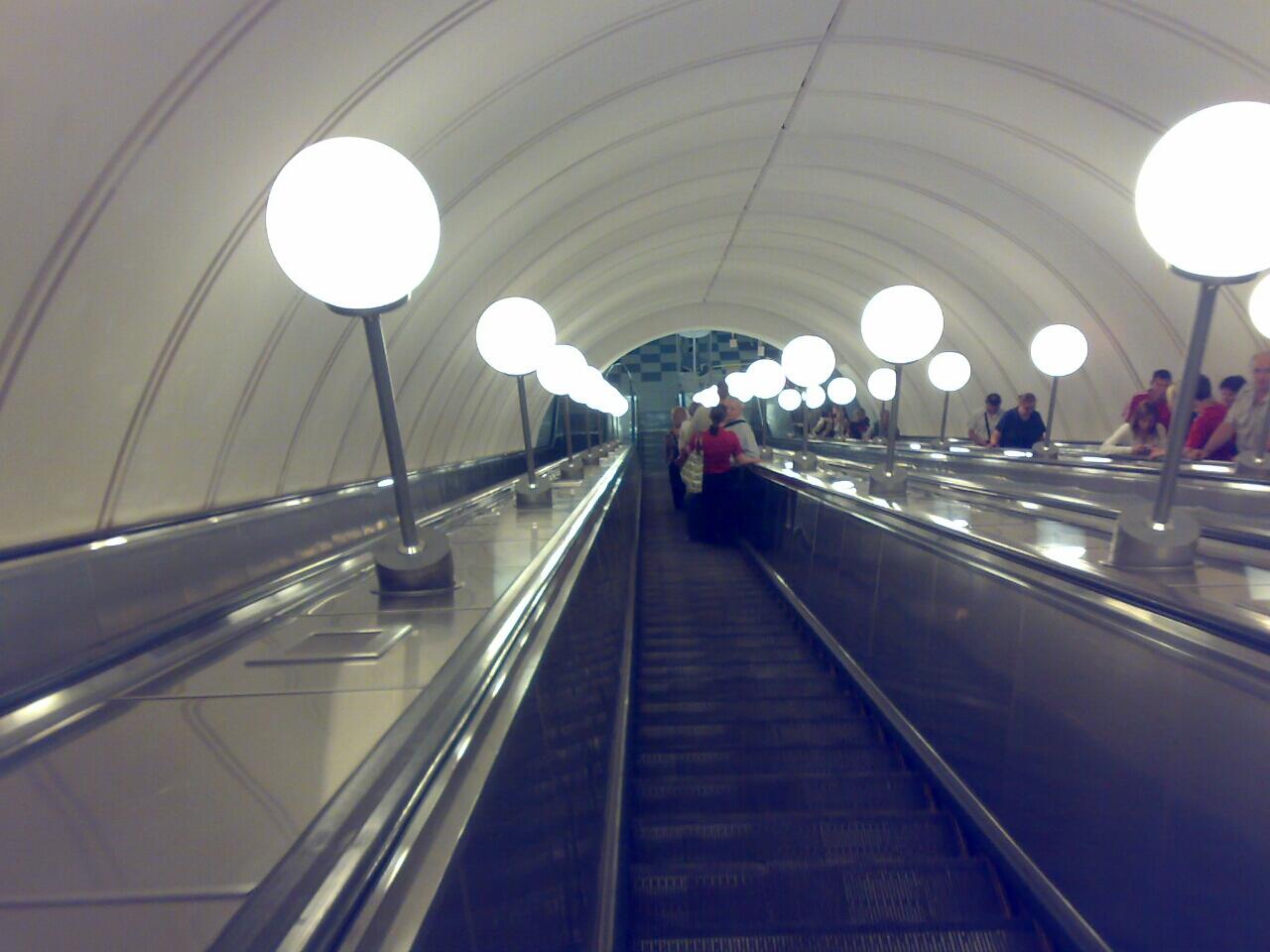 Wuihhh, Stasiun Subway Ini Letaknya 100 Meter Dibawah Permukaan Tanah!!!