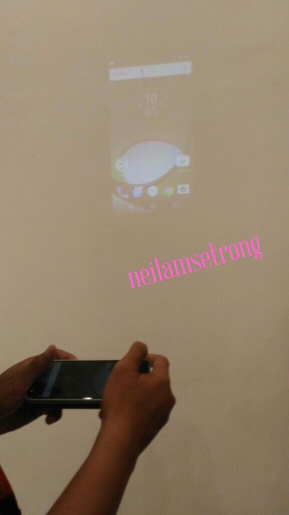 &#91;TC MOTO Z&#93; Moto Insta-Share Projector berasa punya bioskop dikosan