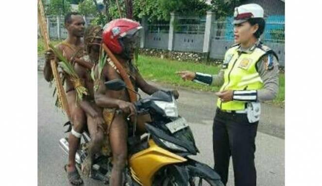 Ketika Polwan Tegur Tiga Pengendara Motor Tak Berbaju