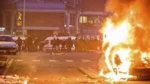 Masyarakat Tionghoa Bentrok dengan Polisi di Paris. Mobil Polisi Dibakar.