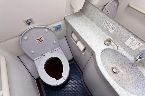 Waktu yang Tepat Kalo Mau ke Toilet di Pesawat