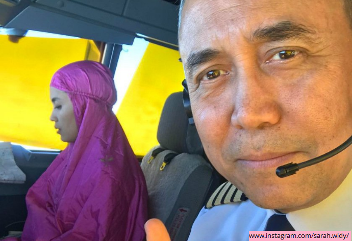 Shalat di Kokpit Pesawat, Kopilot Cantik Ini Tuai Pujian