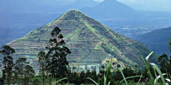 8 TEMPAT MISTERIUS DI INDONESIA