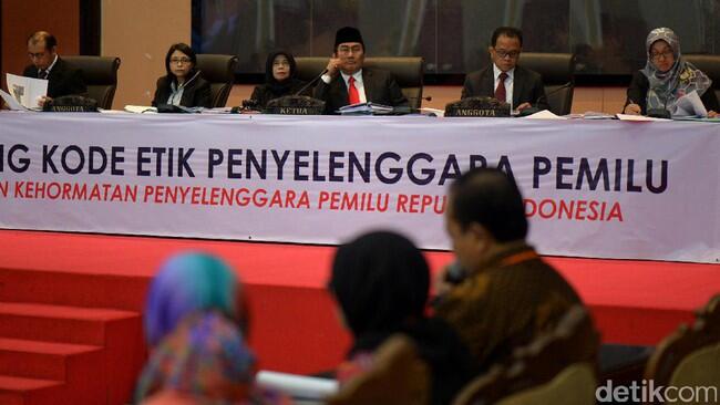 Sidang DKPP Dimulai, Foto WA 212 Ketua KPU DKI Dipersoalkan