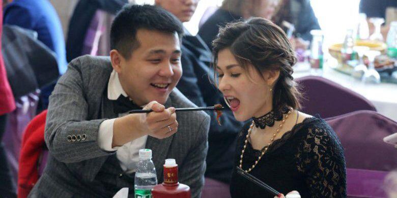 Didasari Cinta, Gadis Rusia Nikahi Pekerja Tambang Miskin Asal China