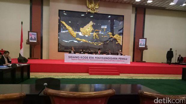 Sidang DKPP Dimulai, Foto WA 212 Ketua KPU DKI Dipersoalkan