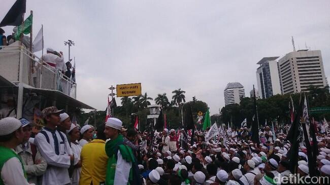 Massa Aksi 313 Bacakan 5 Tuntutan di Patung Kuda