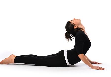 5 Pose Yoga Sederhana yang Harus Sista Coba