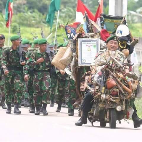 orang ini naik VESPA keliling INDONESIA @hendra jaya