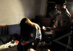 Polisi Gerebek Pasangan Selingkuhan yang Usai Begituan di Kamar Penginapan