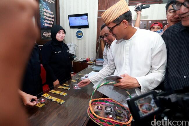 Diperiksa Polda, Sandiaga Uno Bagi-bagi Kue