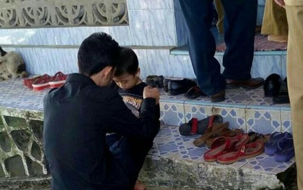 mengharukan, pemilik ganja ini bertemu anaknya dirumah duka