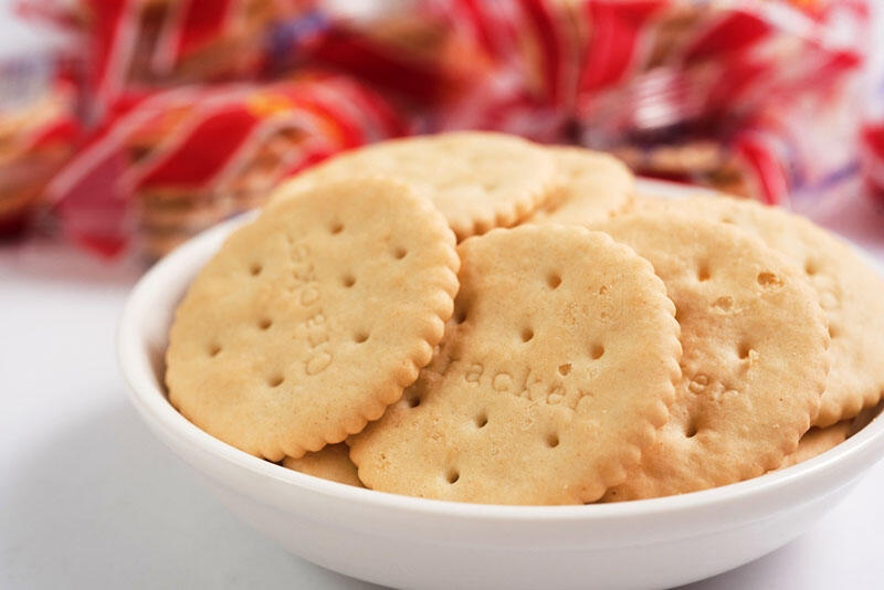 Mengapa Biskuit Cracker Berlubang-Lubang?