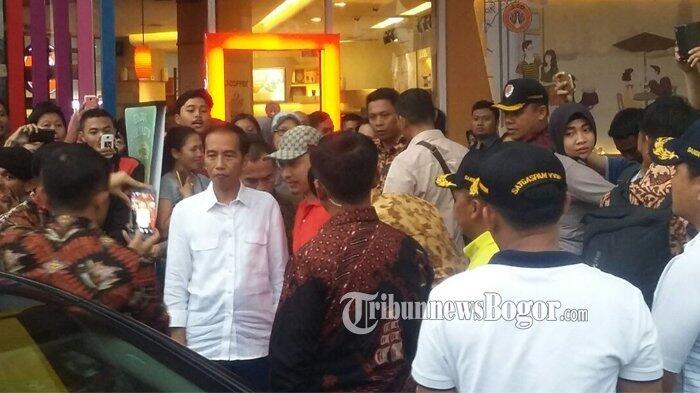 Jokowi Nongkrong di Toko Penjual Donat Cibinong City Mall
