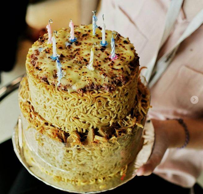 Lagi ngehits, kue ulang tahun dari mi instan ini jadi bikin laper