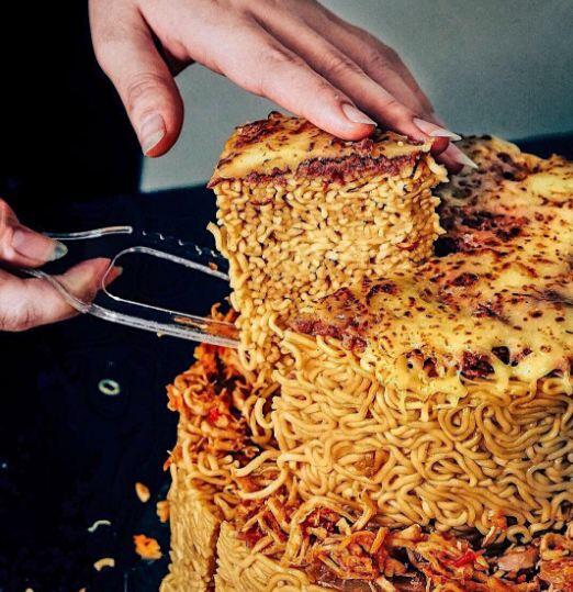 Lagi ngehits, kue ulang tahun dari mi instan ini jadi bikin laper