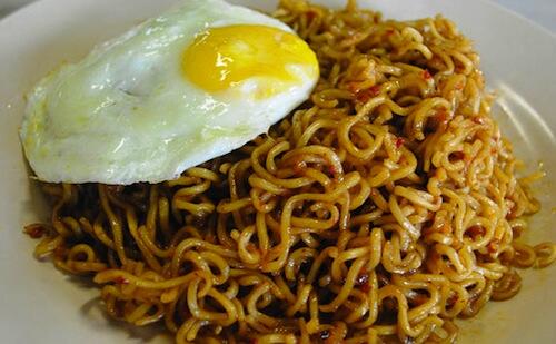 Lagi ngehits, kue ulang tahun dari mi instan ini jadi bikin laper