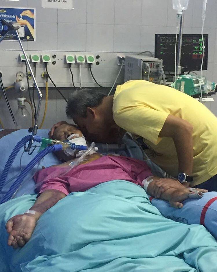 Tunggui Sang Ayah pada Detik-detik Terakhir, Ganjar Tertidur di Lantai RS Sardjito