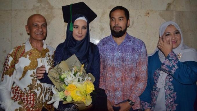Mark Sungkar dan Fanny Bauty Bernostalgia di Hari Wisuda Shireen