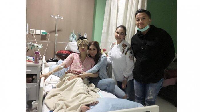 Hal yang Dilarang Julia Perez ke Teman-temannya Saat Datang Menjenguk