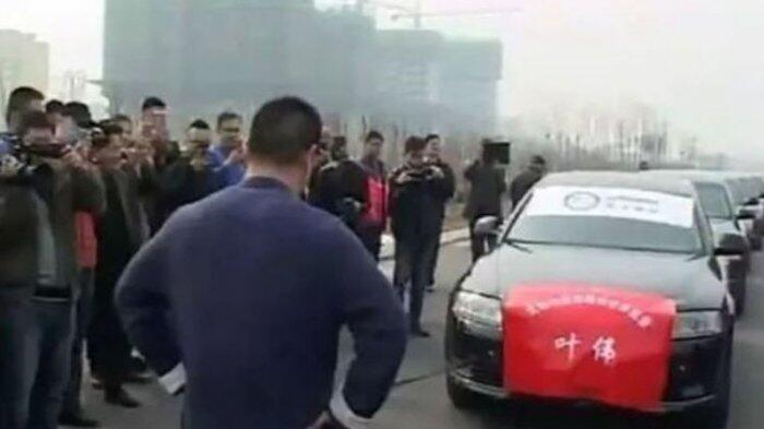 Guru Kung Fu di Cina Tarik Tujuh Mobil dengan Testikelnya