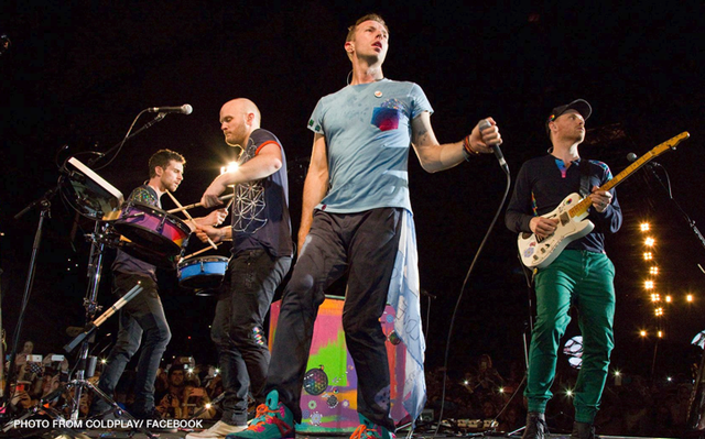 Gak Bisa Nonton Coldplay, Eh Malah Disamperin sama Chris Martin!