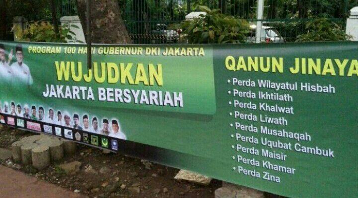 Anies: Spanduk Fitnah Senyumin Saja