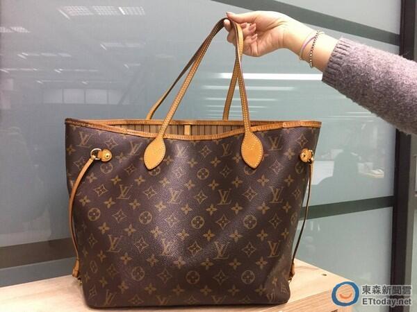 Dapat kado tas LV dari cucu, nenek ini memakainya buat beli ikan segar