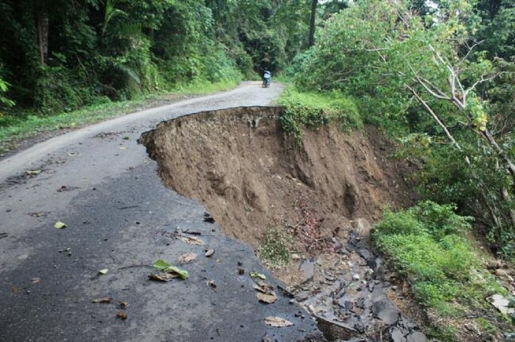 Lebih Dua Pekan Jalan Penghubung Kecamatan di Manggarai Barat Putus