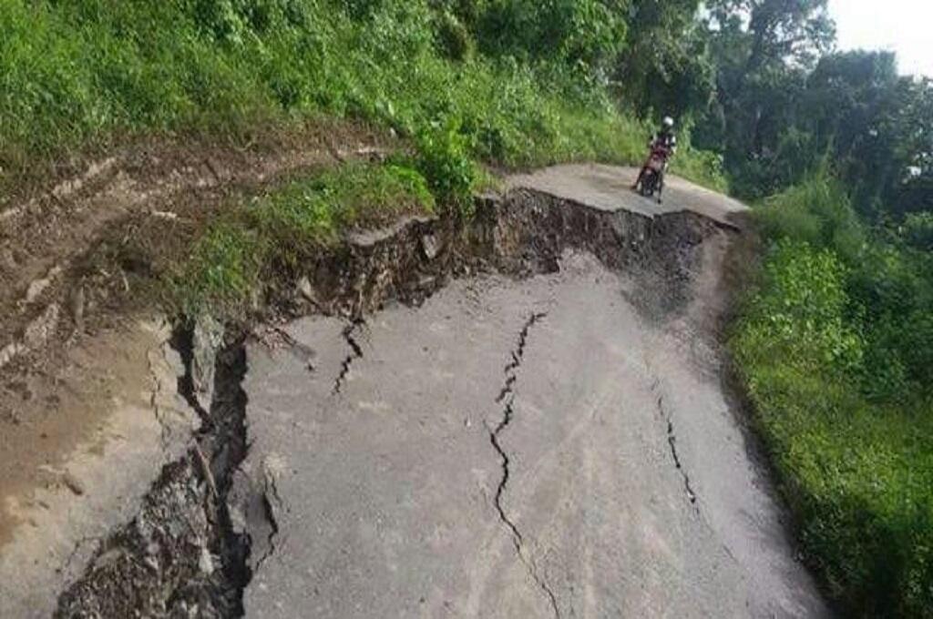 Lebih Dua Pekan Jalan Penghubung Kecamatan di Manggarai Barat Putus
