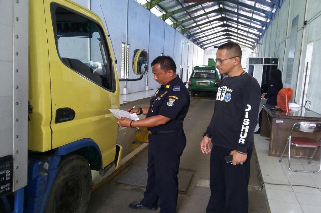 Polisi Tertibkan Taksi Online di Makassar