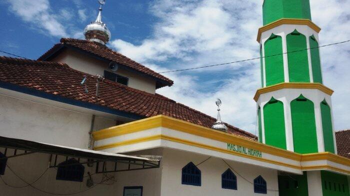 Warga Gunung Ibul Mengeluh Rehab Plafon Masjid Habiskan 