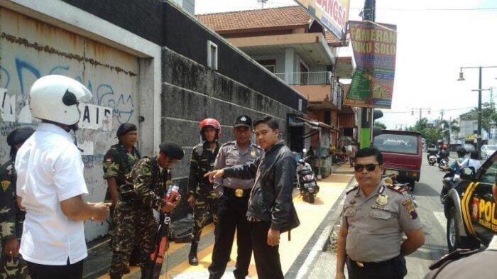 Polisi dan Banser Copot Spanduk Berunsur SARA di Delanggu