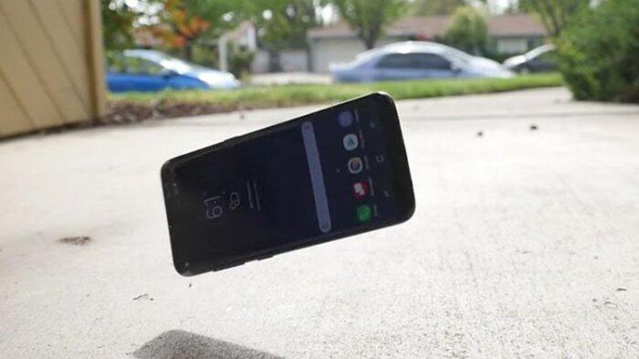Bila Galaxy S8 dan iPhone 7 Jatuh ke Permukaan Beton, Mana yang Paling Rusak?