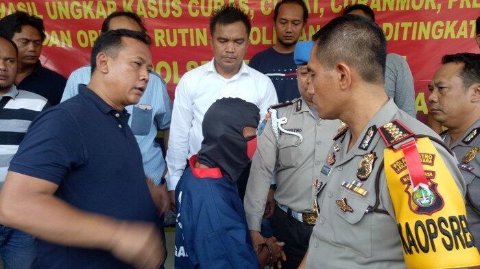 'Saya Capek Cari Kerja di Pelabuhan, Pak. Sampai di Rumah Istri Ngaku Selingkuh'